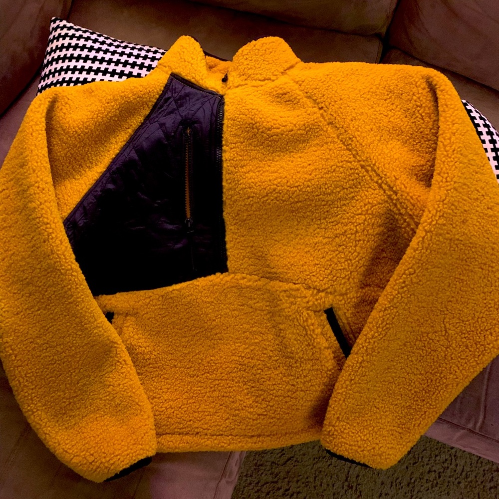 Cute, cozy fleece.. Like new!!